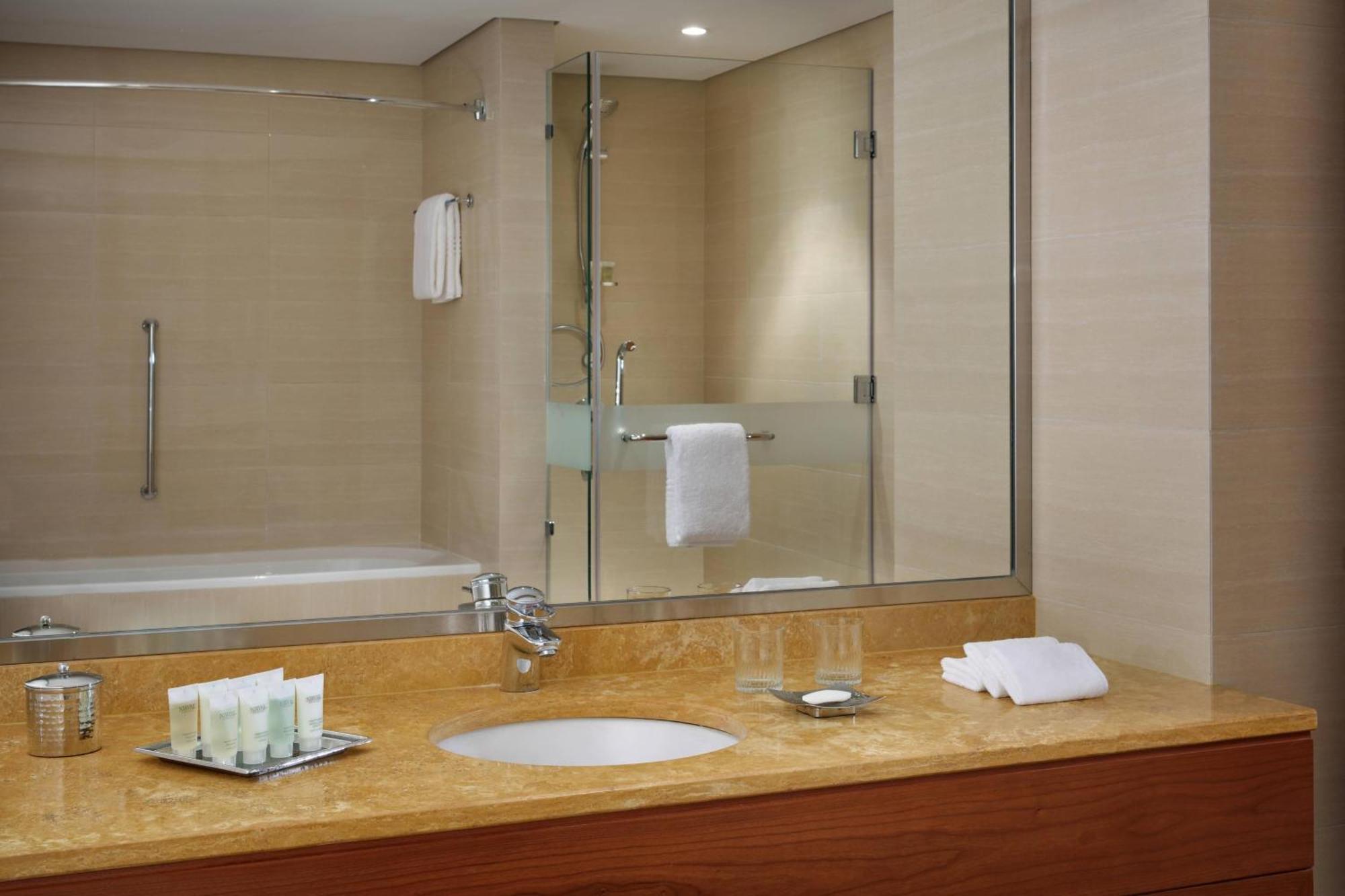 Courtyard By Marriott Kuwait City Exteriör bild