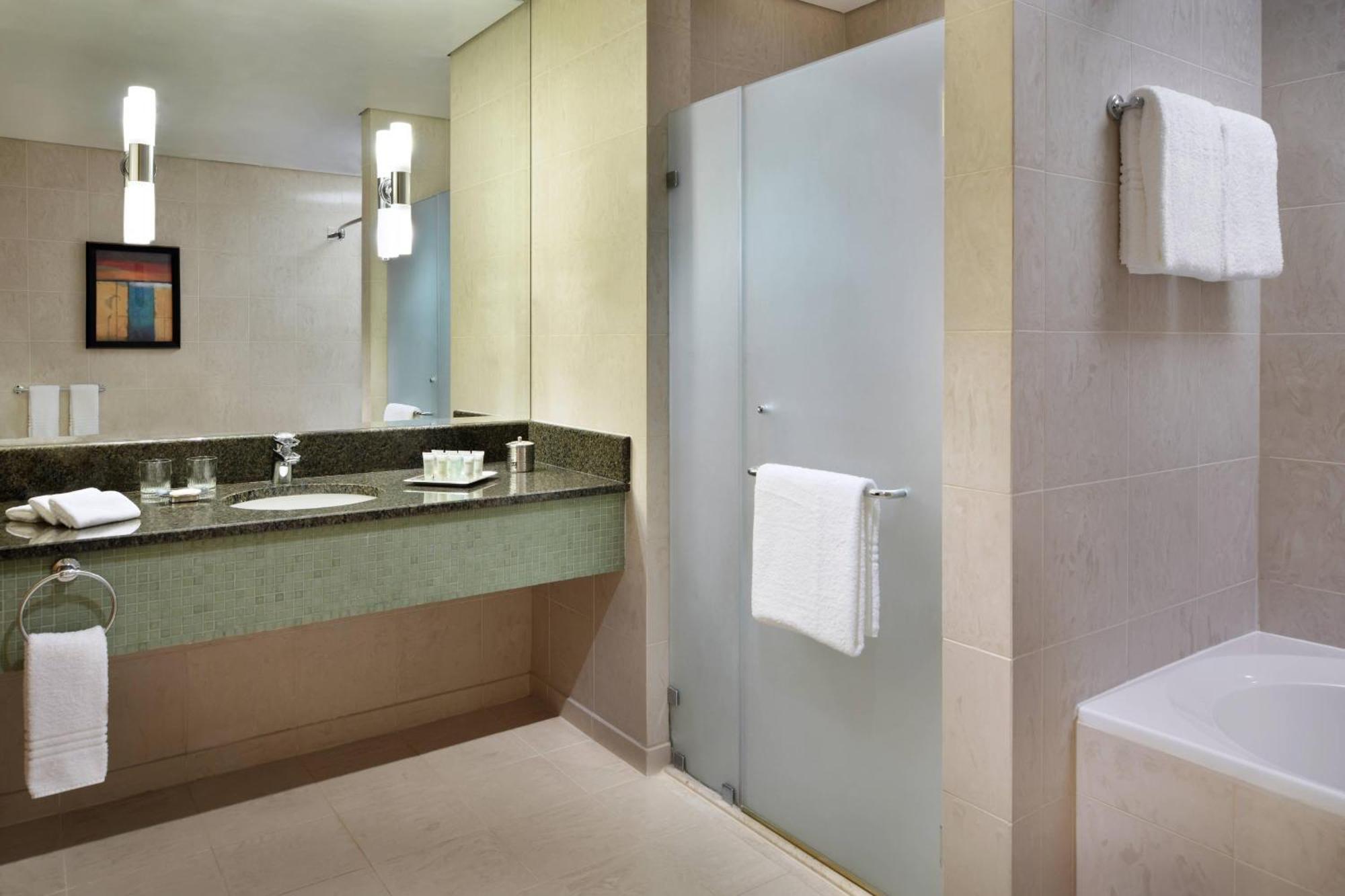 Courtyard By Marriott Kuwait City Exteriör bild