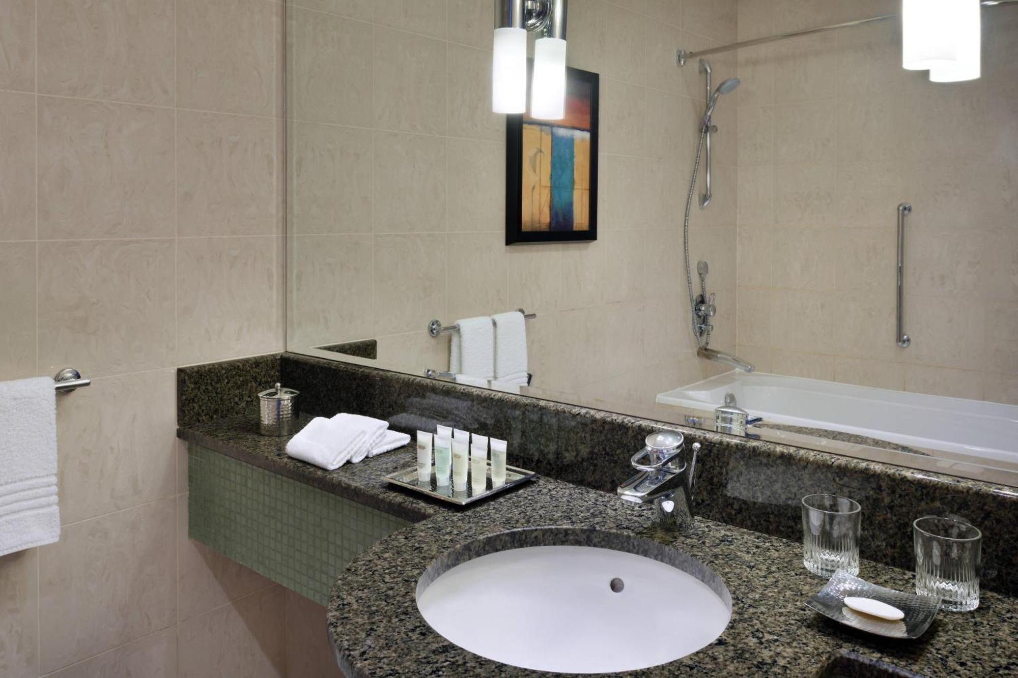 Courtyard By Marriott Kuwait City Exteriör bild