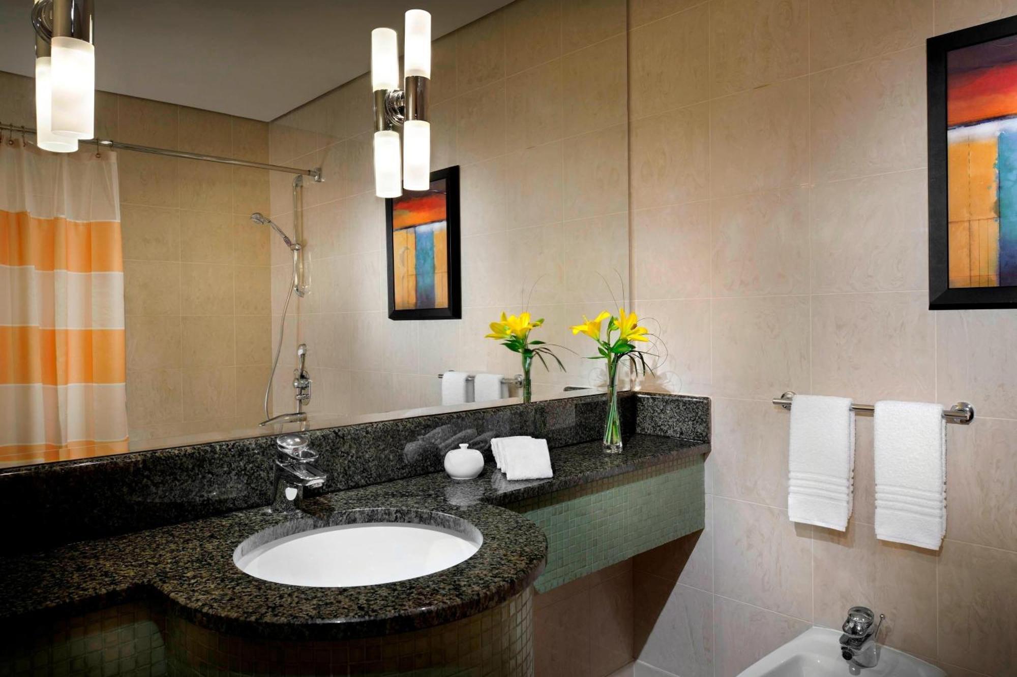 Courtyard By Marriott Kuwait City Exteriör bild