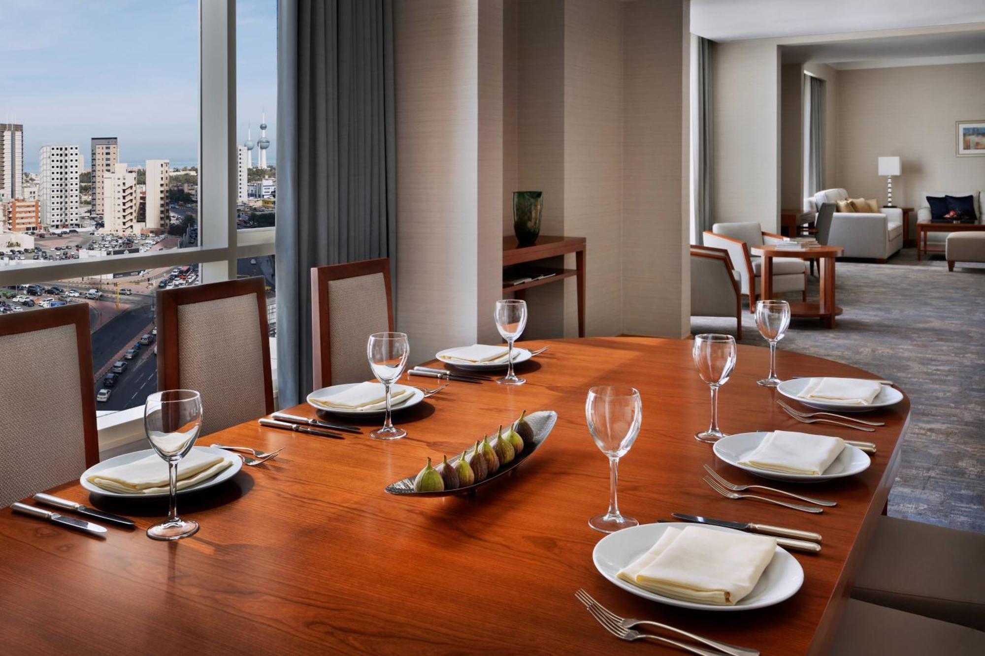 Courtyard By Marriott Kuwait City Exteriör bild