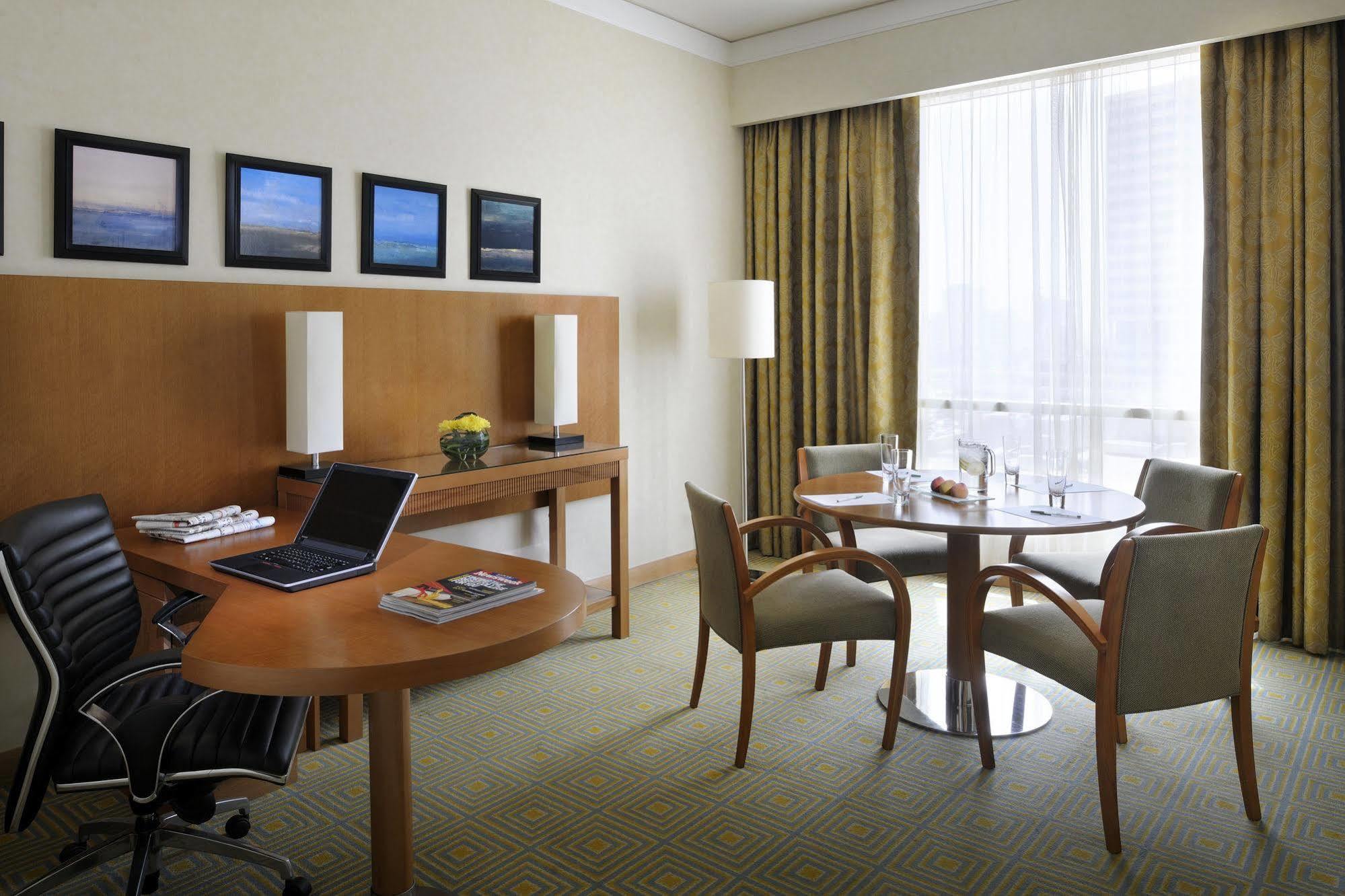 Courtyard By Marriott Kuwait City Exteriör bild