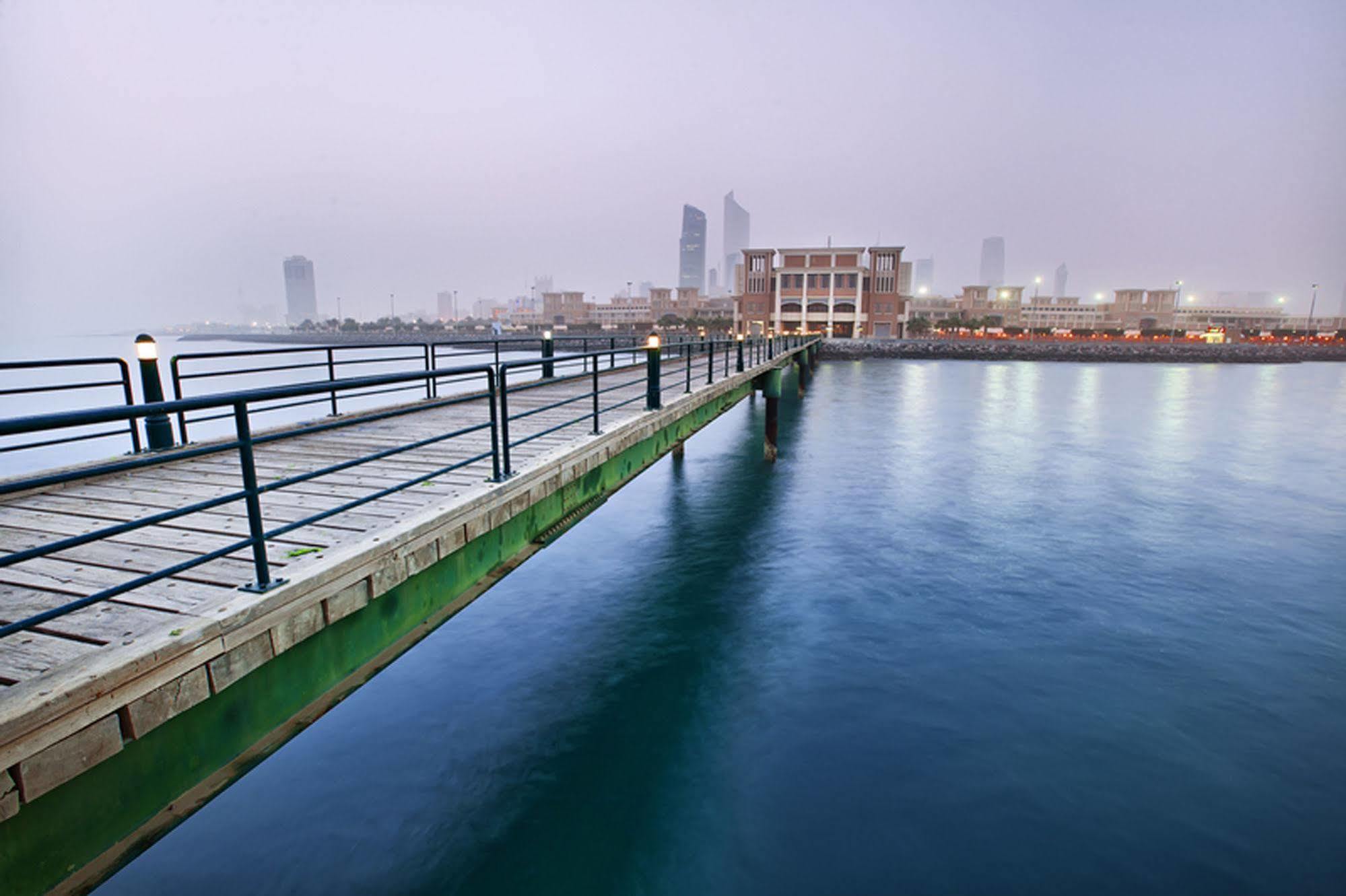 Courtyard By Marriott Kuwait City Exteriör bild
